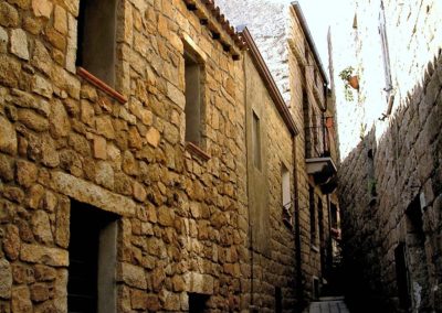 stupendo vicolo del centro storico di Aggius, in Sardegna