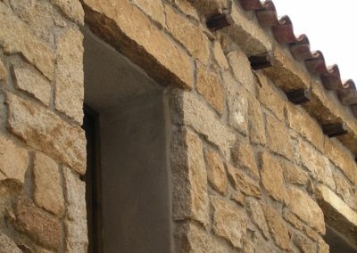 dettagli della facciata in granito di una tipica casa del centro storico di Aggius, in Sardegna