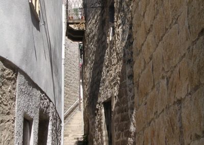 tipico vicolo dell' antico borgo di Aggius, in Sardegna