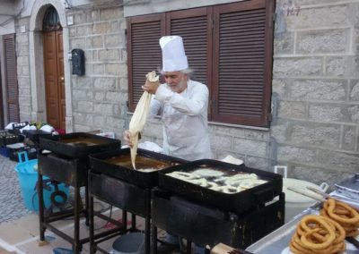 zio Paolo Sanna, il re delle fritelle all' opera