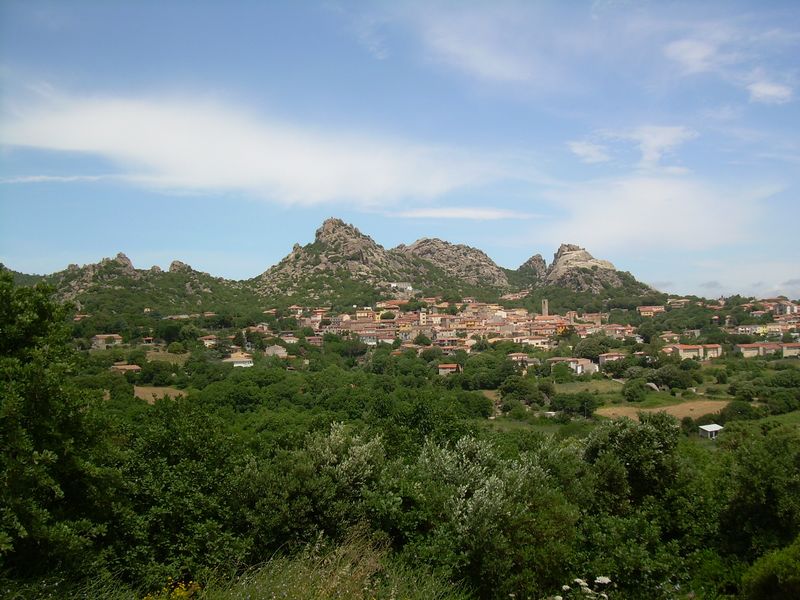 foto di Aggius, in Sardegna, scattata da un punto panoramico